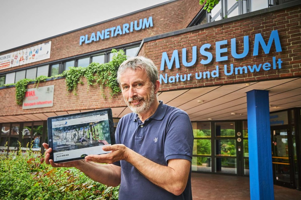 Norbert Niedernostheide freut sich über die neue Webseite des Museums am Schölerberg