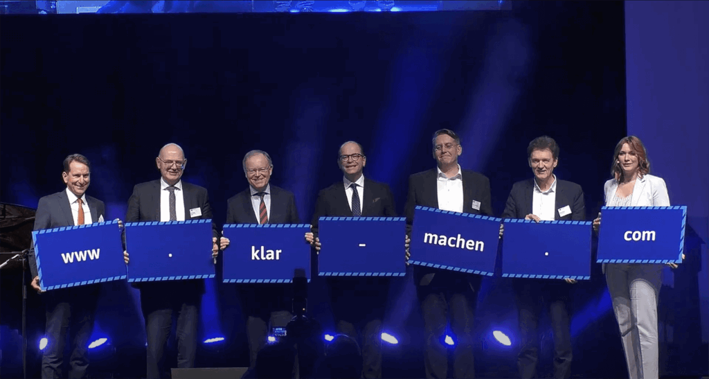 Bild beim Präsentieren der Schilder der "Klar!Machen!"-Kampagne mit Marco Graf, Uwe Fitzek, Stephan Weil, Uwe Goebel, Marc Andre Burgdorf, Dieter Krone und Anja Muhle!